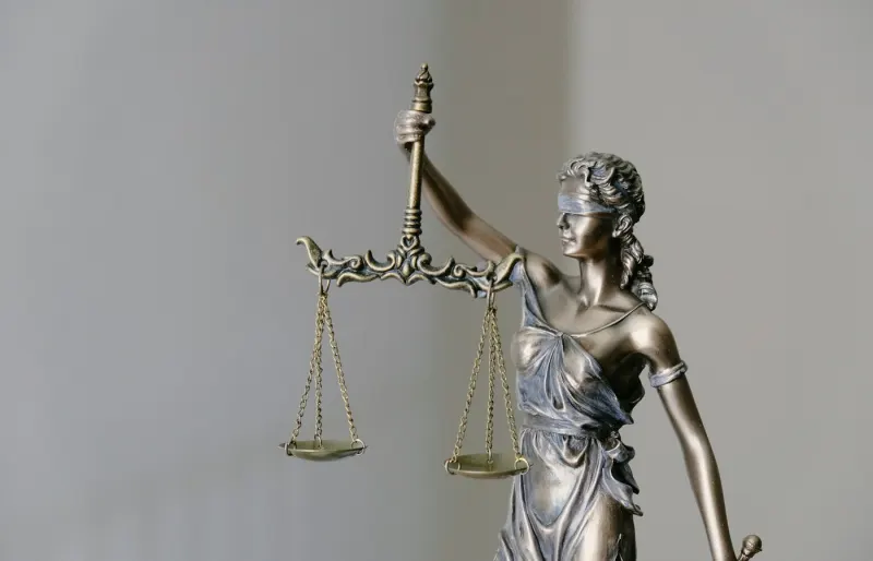 Statua della Giustizia con la bilancia
