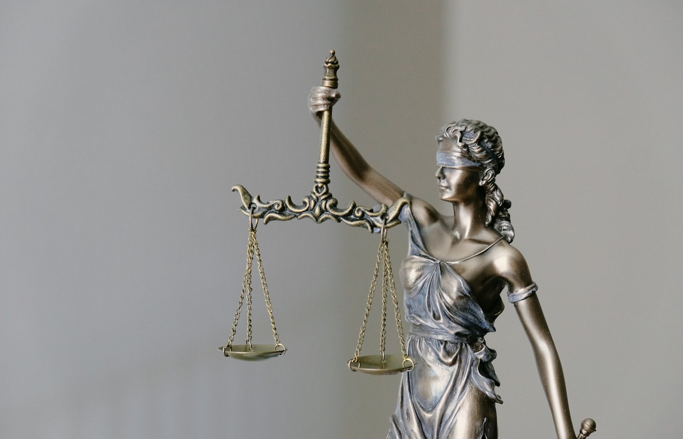 Statua della Giustizia con la bilancia